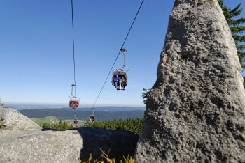 Alte Seilbahn am Ochsenkopf in Fahrt, Im Vordergrund ein großer Granitfelsen