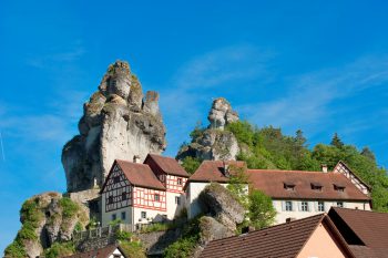 Fachwerkgebäude des Fränkischen Schweiz Museums und Felswände von Tüchersfeld