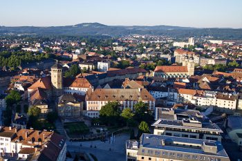 Luftbild vom Luitpoldplatz aus Richtung Schloßterrassen und Schloßkirche, Kanzleistraße und Stadtkirche, im Hintergrund die Landschaft um die Neubürg