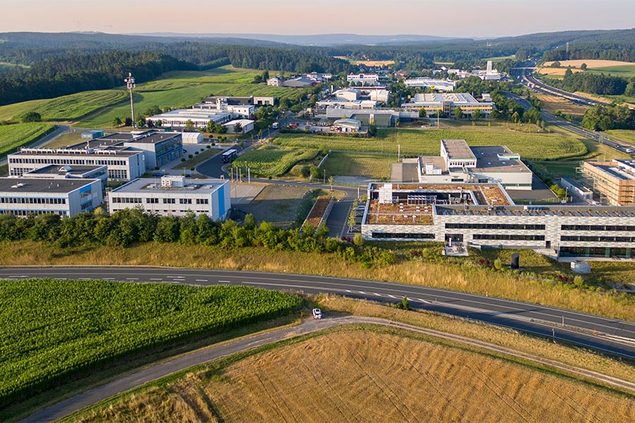 Luftansicht des Gewerbegebietes Wolfsbach Nord mit der Autobahn und der B22