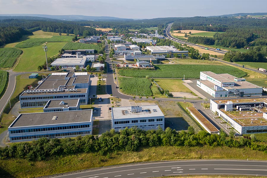 Schrägansicht des Gewerbegebietes Wolfsbach Nord mit Autobahn im Hintergrund