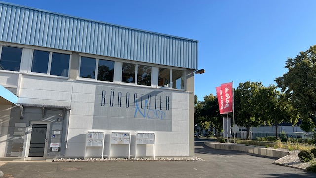 Bürogebäude mit Tafeln und Brifkästen im Vordergund