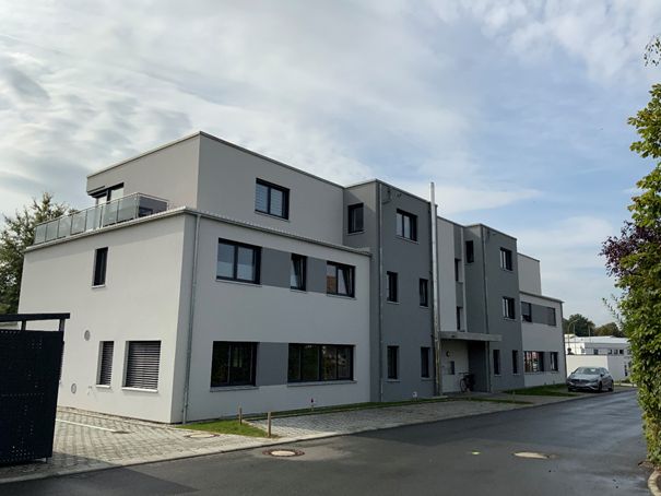 2-stöckiges Haus mit Straße (Am Bauhof) im Vordergund; Bürofläche im EG
