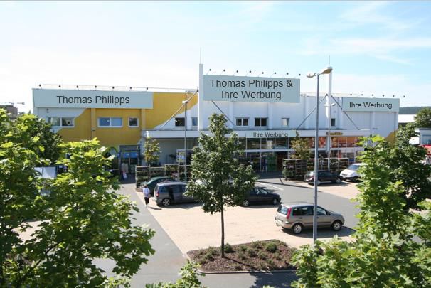 Parkplatz mit Hallengebäude im Hintergund