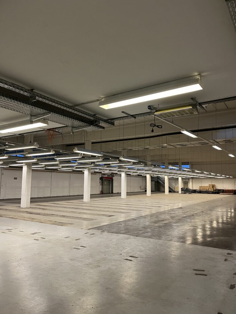 Leere Logistik Halle mit Säulen im hinteren Raum