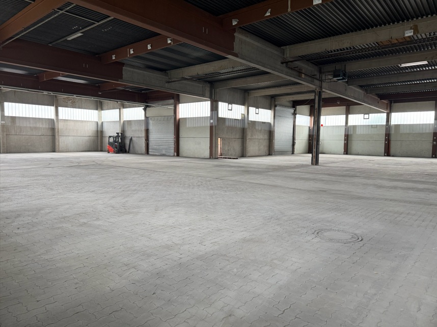 leere Gewerbehalle mit Oberlichtern