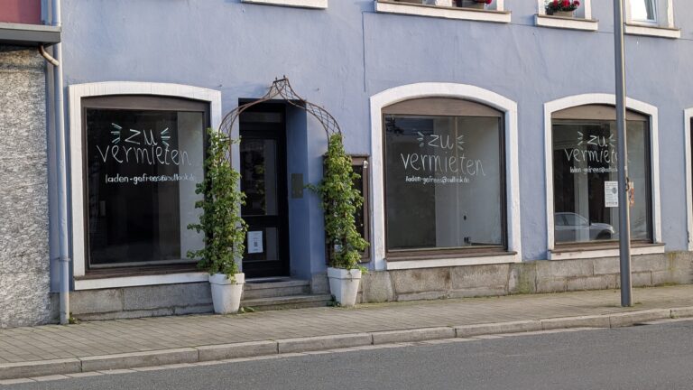 Ladenfassade mit Schaufenster und Eingangsbereich. Foto © Verena Smentek
